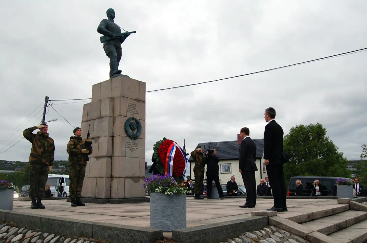 I løbet af de seneste ti år har Rusland fået tilsagn af Norge til at rejse i alt ti nye mindemærker for faldne sovjetrussiske soldater under Anden Verdenskrig. På billedet står Ruslands daværende premierminister, Dmitry Medvedev, sammen med Norges daværende statsminister, nuværende NATO-generalsekretær Jens Stoltenberg, ved det store sovjetmindesmærke i Kirkenes i Nordnorge.