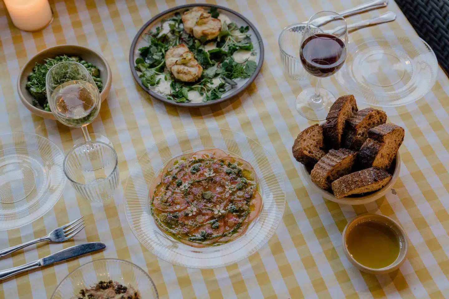 Mad: Tomatcarpaccio, kartoffel med pesto, hjerteslat med revet hjerte, Havtaske. Vin: Cuvée Marguerite, Matassa. 2) Beaujolais, Terroir de Bellevue, Domaine de St. Cyr. 3) 2021 Langhe nebbiolo, Fenocchio