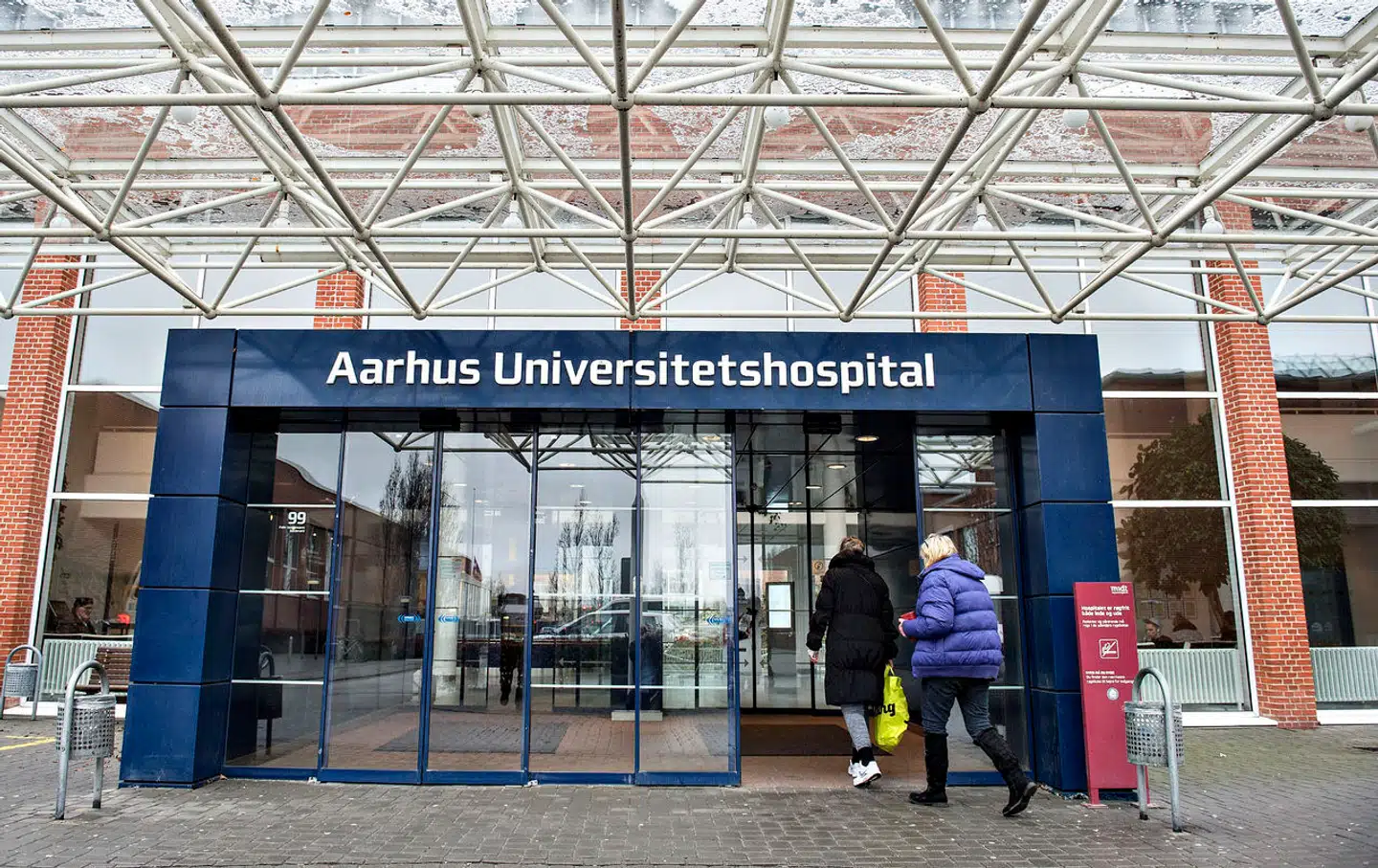 Mavetarm-kirurgisk afdeling på Aarhus Universitetshospital er den eneste i landet, der er godkendt til at udføre den højt specialiserede HIPEC-behandling, som der er lange ventetider på. Omkring 40 patienter har også modtaget forkert information om vilkår for behandling i udlandet, mens de stod på venteliste til HIPEC-behandlingen.