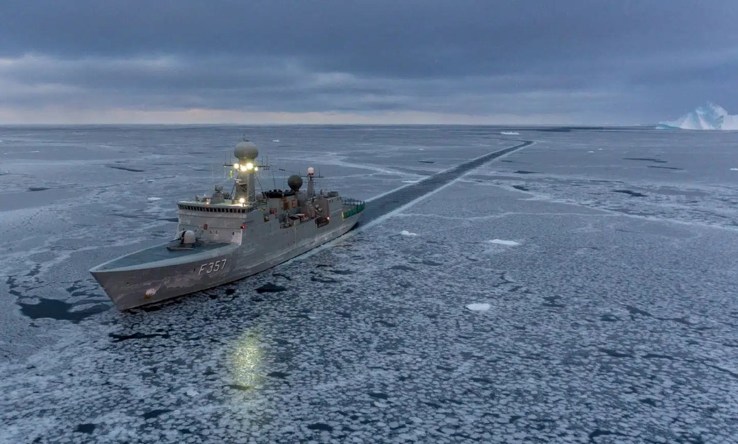 HDMS Thetis var det første af inspektionsskibene, som blev leveret - her patruljerer det i Diskobugten. I fremtiden skal det fungere som »skoleskib«.