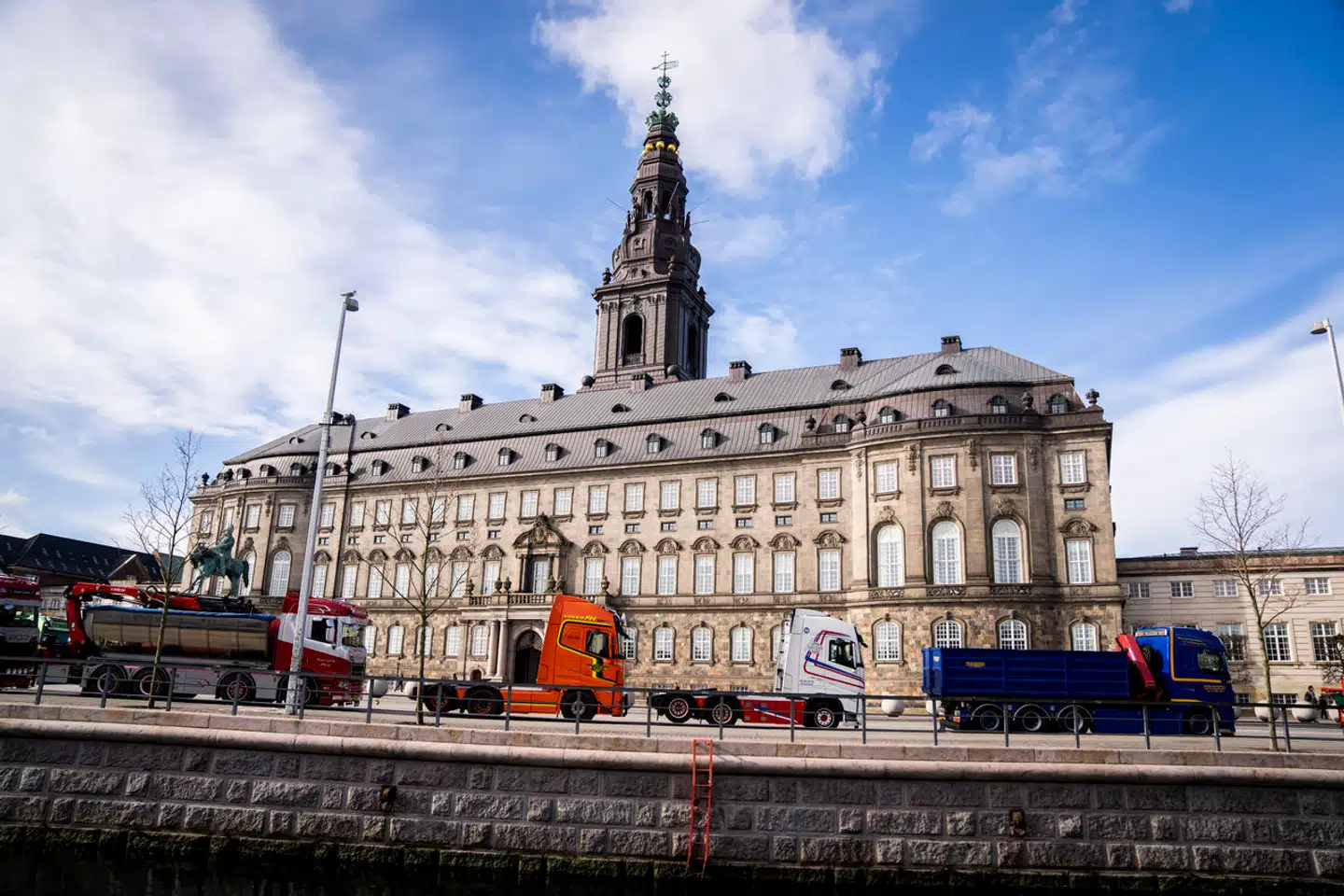 Den 4. april var op mod 100 lastbiler parkeret foran Christiansborg. Mandag den 15. maj kan store dele af Danmark blive lukket ned.