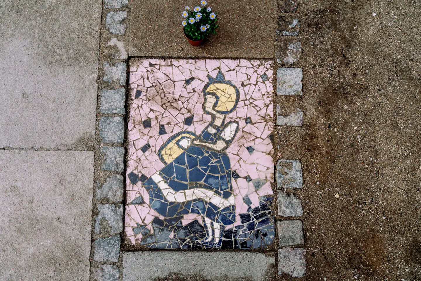 Irma-mosaikken blev lagt på Frederiksberg Allé natten til 23. april i ly af natten.