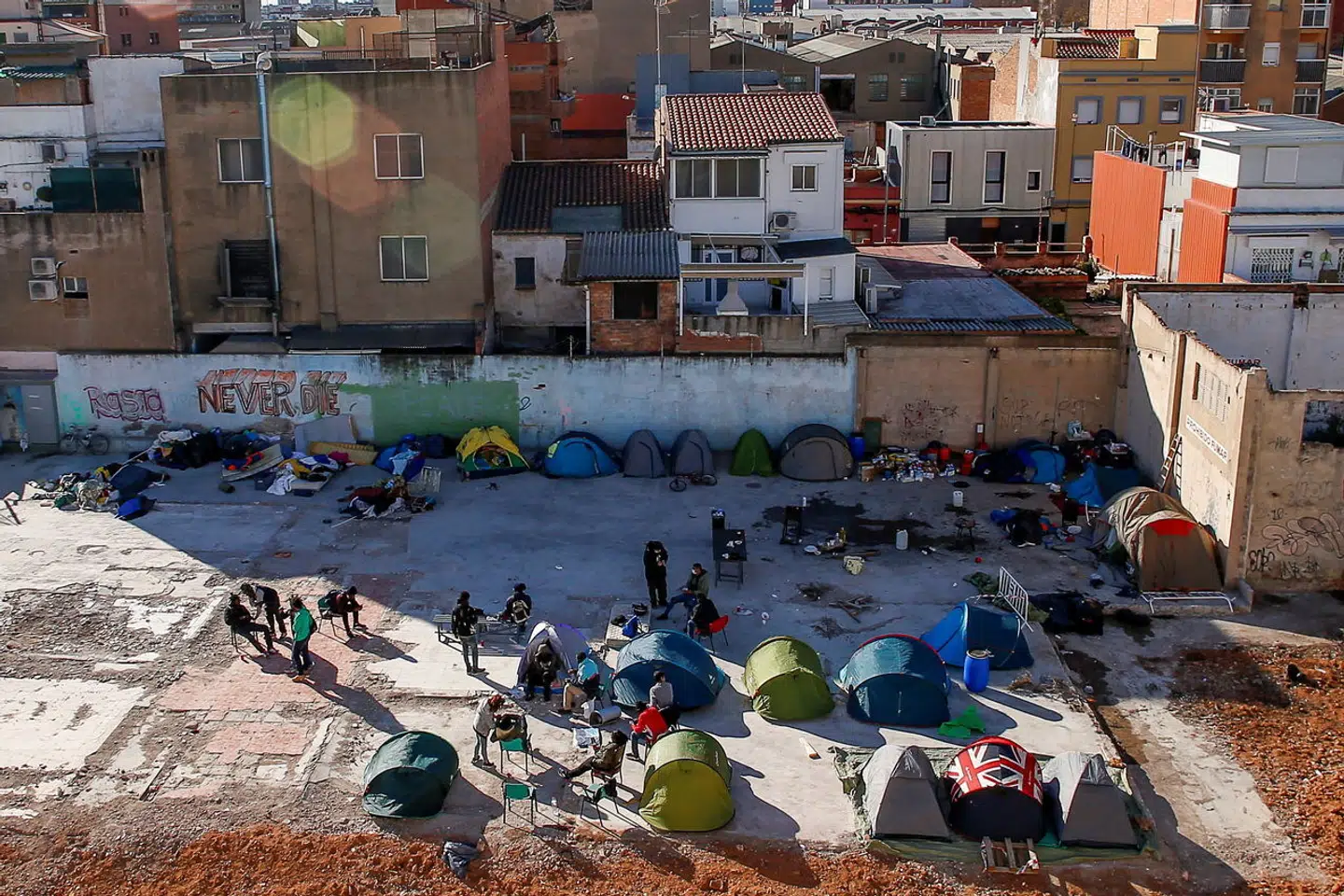 Badalona, hvor overgrebet mod den 12-årige pige fandt sted, ligger nordøst for Barcelona. Flere af byens kvarterer er hærget af social nød og kriminalitet.