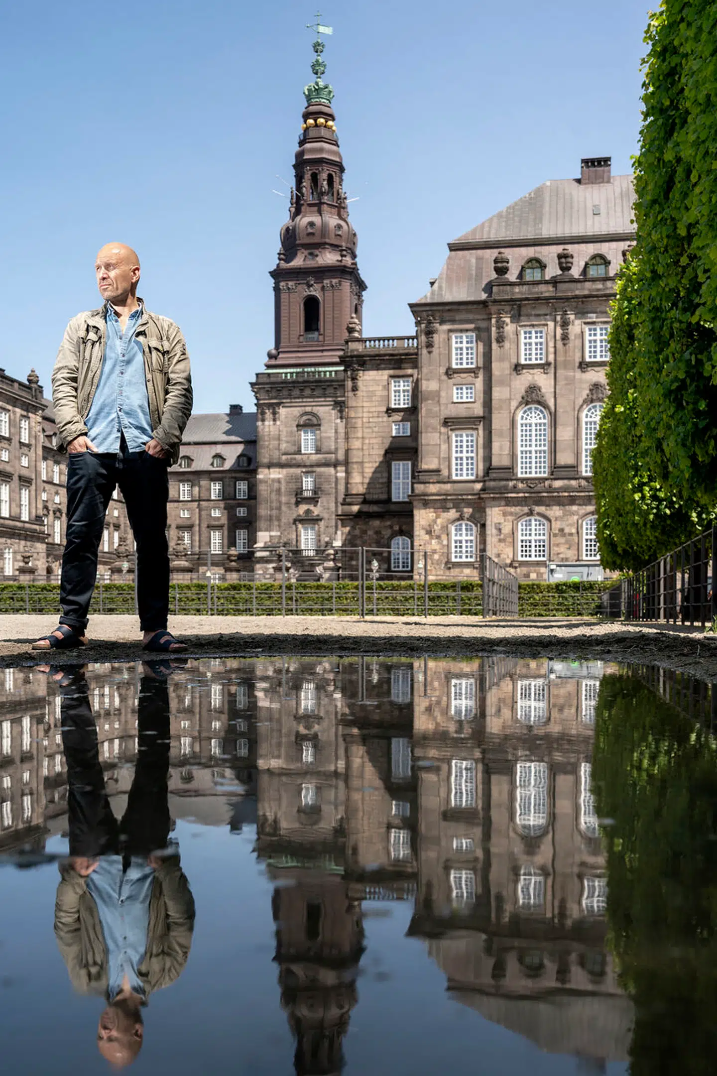 Studievært og debattør Adam Holm har skrevet afhandling om højreradikalisme i 1930erne. Han er opdraget i en venstreradikalt miljø, der gav ham afsmag for al totalitarisme og kommissærpegefingre.