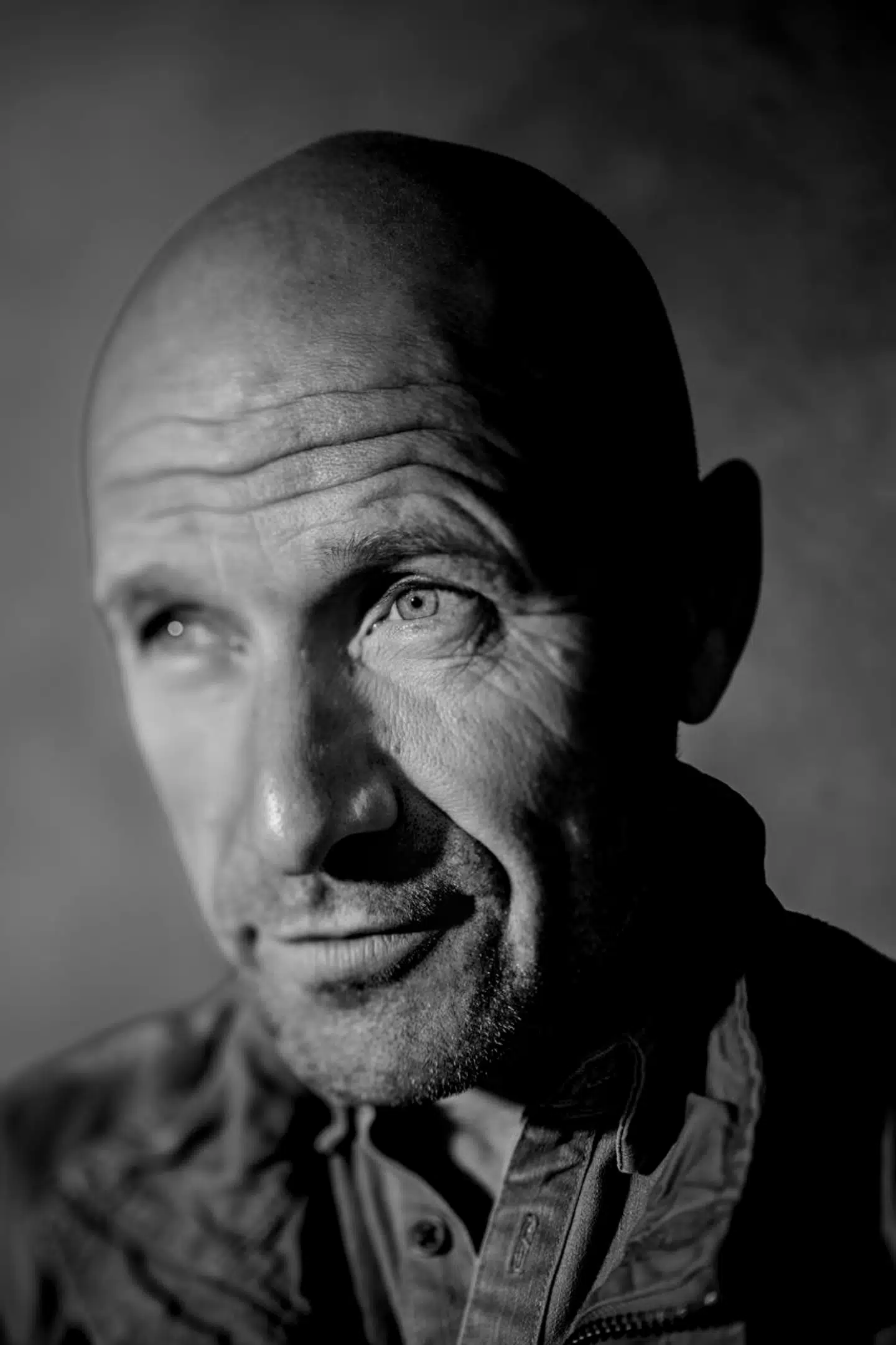 Studievært og debattør Adam Holm har i DR radioudsendelser om historien. Han har rejst til Syrien og Ukraine for at opleve dramaet i frontlinjen.