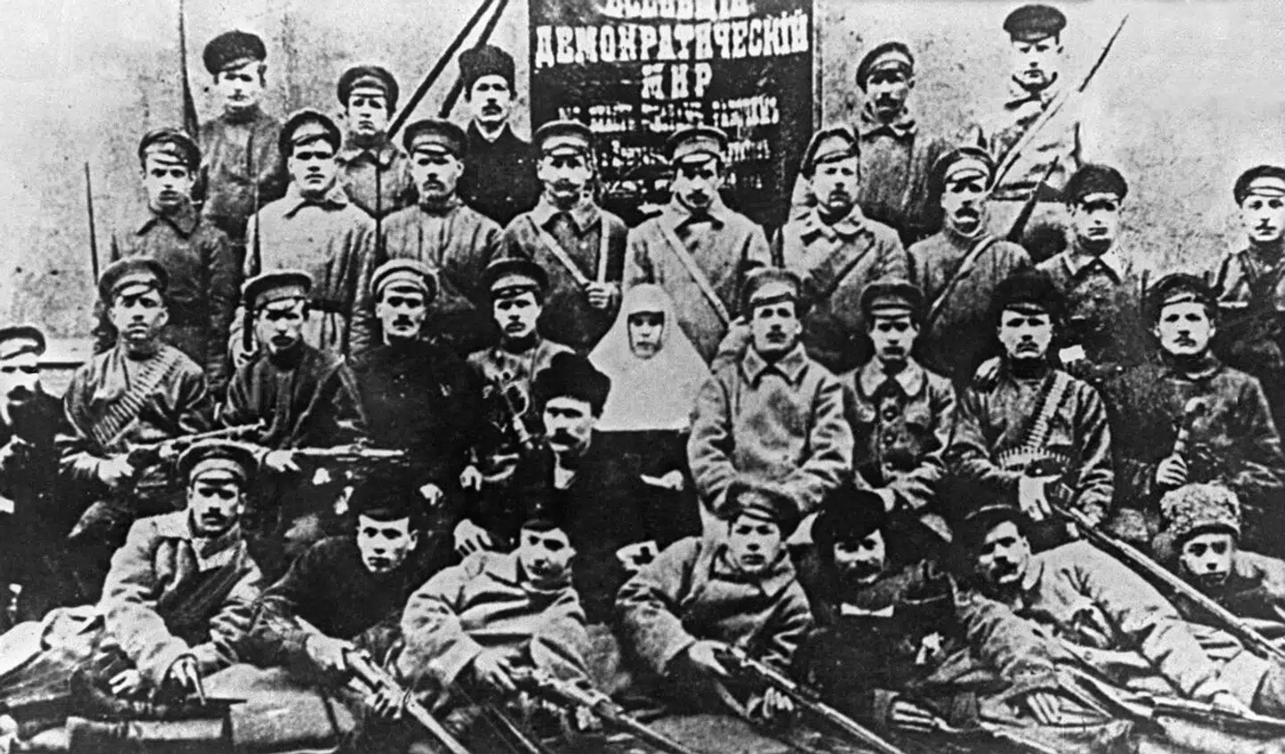 Bolsjeviksoldater fotograferet i november 1917 i Petrograd. Bolsjevikkerne kuppede den kortvarige demokratiske regering under Kerenskij og gennemførte deres blodige sejrsmarch mod det proletariske paradis.