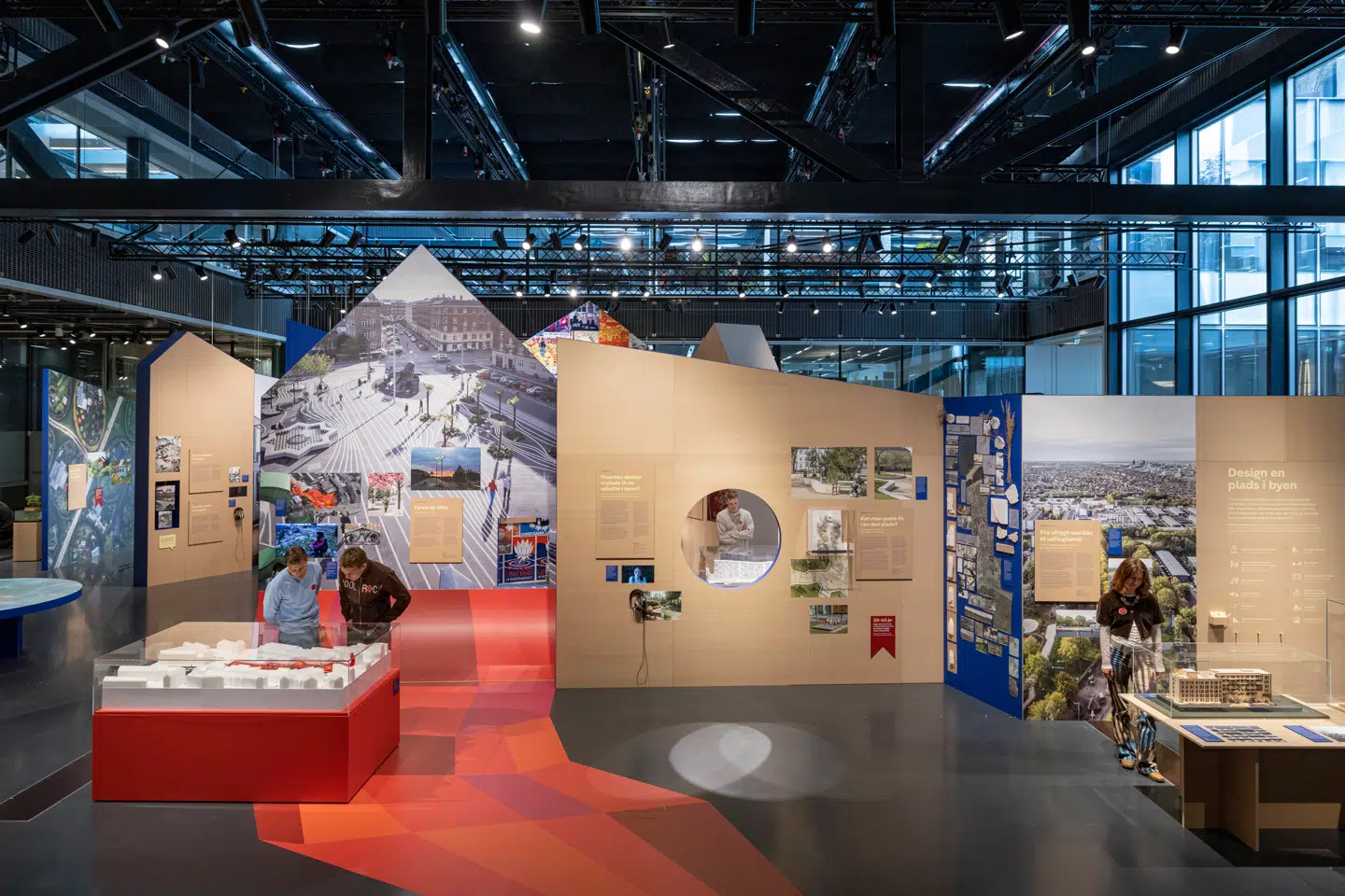 Udstillingen er udformet som en lille by med forskellige »kvarterer«. Det fungerer faktisk godt, og der er meget at se. Superkilen er naturligvis med.