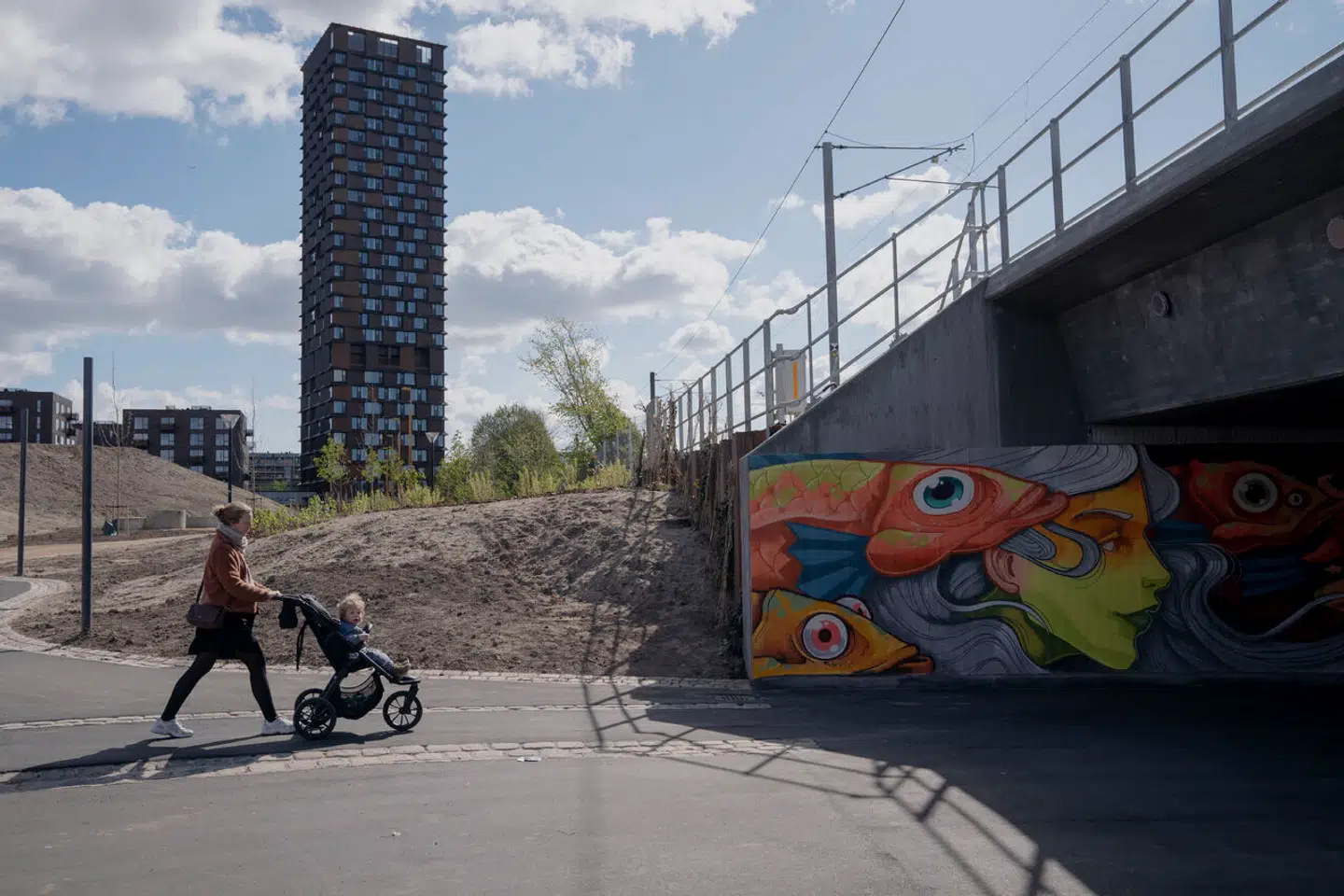 Meget urbant: Med jordbunker, »Nordbro«-tårn, klapvogn og graffiti. Nordvestpassagen er (cykel) post til tiden.