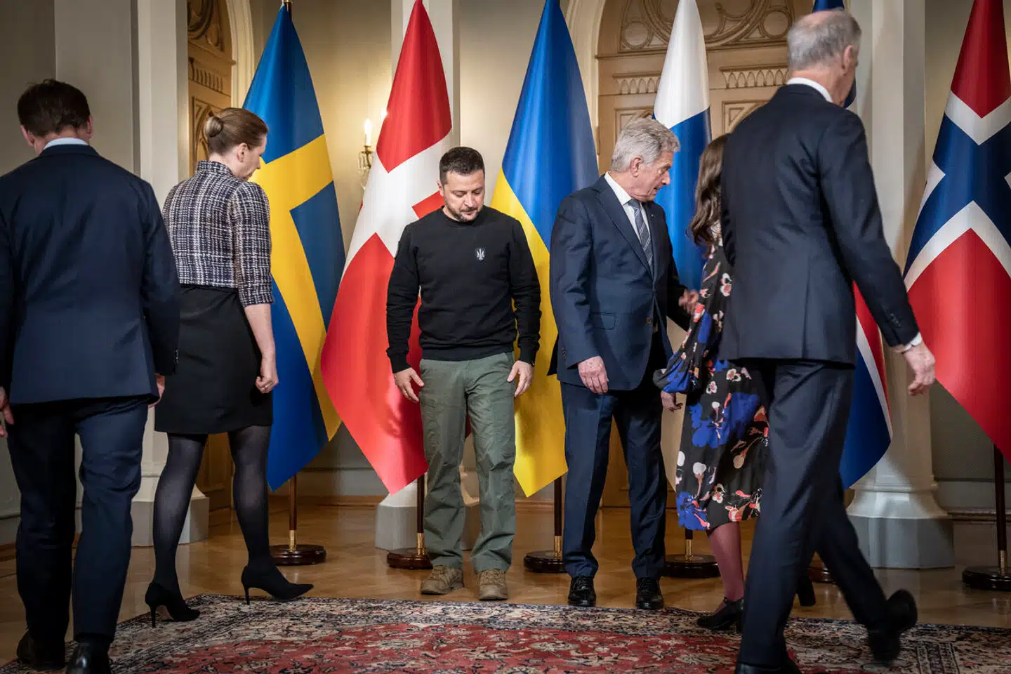 I Europa møder Ukraines præsident, Volodymyr Zelenskyj, respekt for sin indsats under krigen mod Rusland, som også blev fremhævet, da han i onsdags mødte nordiske ledere i Helsinki. Men hjemme i Ukraine rumler en voksende kritik af en fodslæbende indsats på et område, der også handler om national sikkerhed.