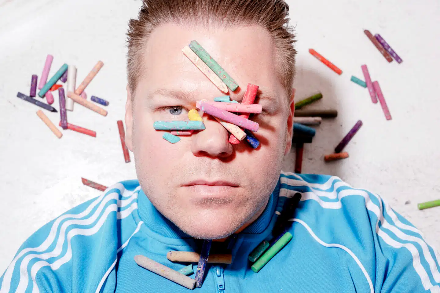 »Tidligere malede jeg mine figurer mere sorte og onde. Det har med min indre dæmoner at gøre, som kommer fra min opvækst. For tiden er det lidt lysere. Jeg har i virkeligheden et grund-gen af glæde. Jeg står aldrig op og er sur, og det bruger jeg, når jeg arbejder på en film. Men jeg tror, at kunstneren Henrik er – måske ikke dyster – men mere i sit eget univers,« siger Henrik Steen.