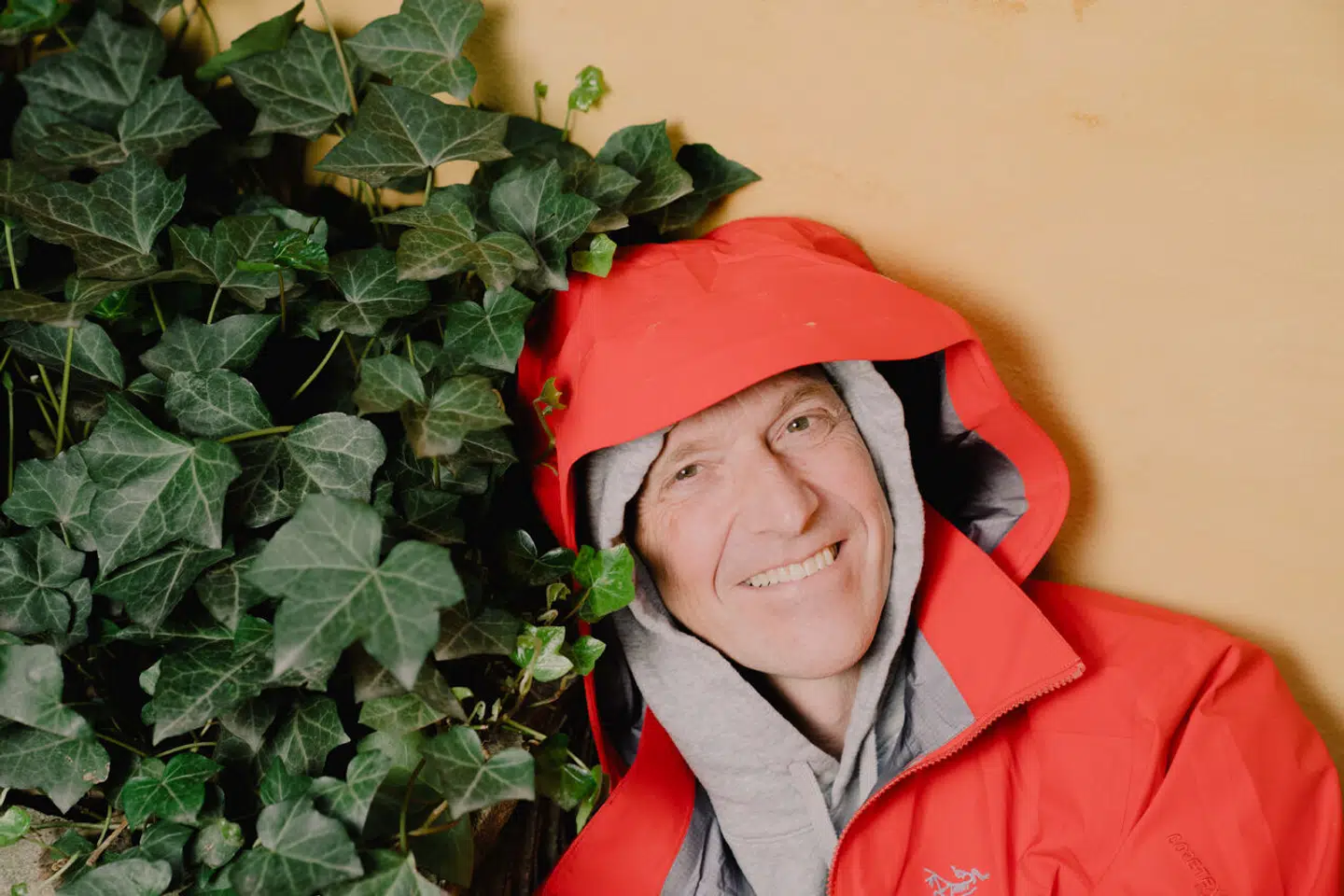 It-iværksætteren Jacob Tackmann har skabt sig en formue. Nu skal den nydes, samtidig med at verden reddes hjemme fra Danmarks dyreste hus, hvor en af fortidens store erhvervsprofiler, Jan Bonde Nielsen, engang residerede.