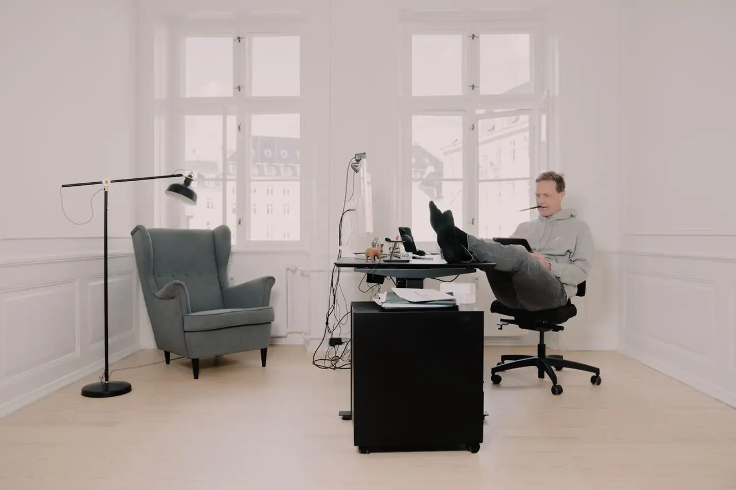 Han har skabt en formue, som nu skal nydes, samtidig med at verden reddes fra familiens nye hjem, Danmarks dyreste hus, hvor Bonde Nielsen tidligere boede.