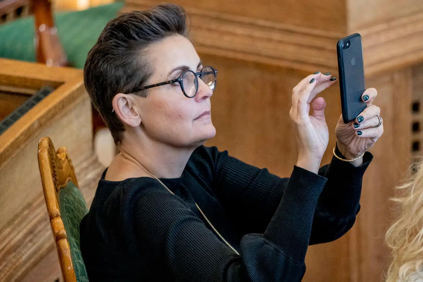 »Det må i hvert fald være voldsomt generende at fremlægge en politisk idé og gå på talerstolen med den – for så at se ud over 178 medlemmer af landets fineste forsamling, der hellere vil være på TikTok, Twitter og Facebook end at høre på argumenterne for den idé,« skriver Joachim Hoxha Nielsen. På billedet ses Pia Olsen Dyhr (SF) under en åbningsdebat i Folketinget.