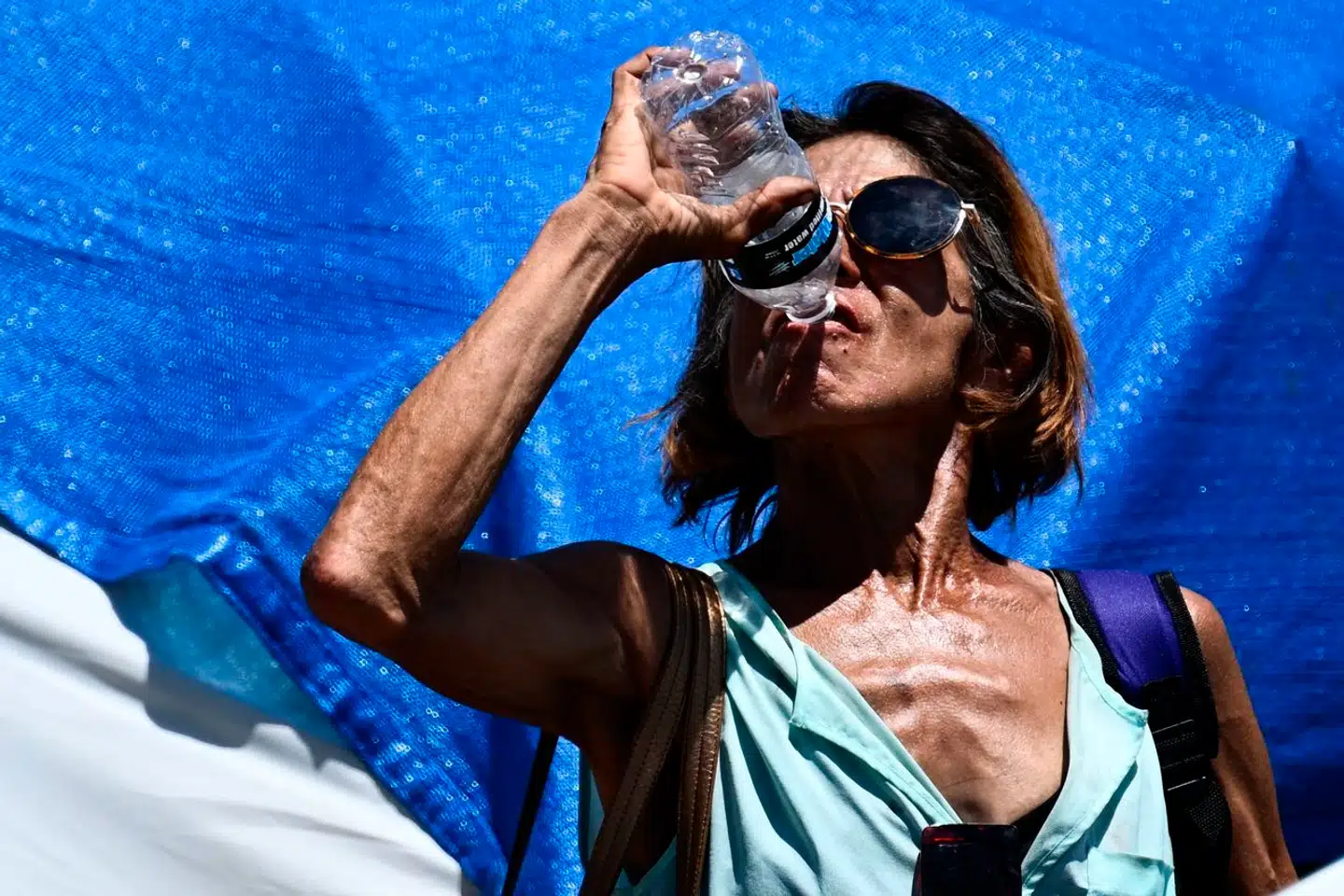 I cirka tre uger i træk har den daglige maksimumstemperatur i den amerikanske millionby Phoenix ikke været under 43 grader. Her køler en hjemløs kvinde i byen sig ned med tiltrængt væske. Også Sydeuropa og Østasien er ramt af intens hede i denne tid.