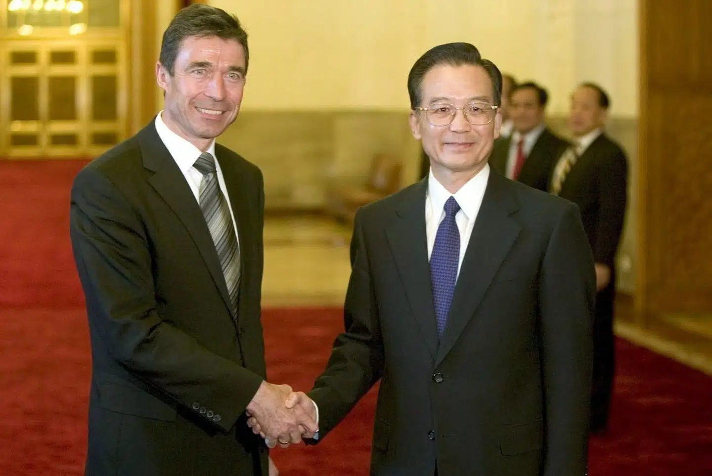 Det var andre tider: Daværende statsminister Anders Fogh Rasmussen besøgte Kina ad flere omgange. Her er han på statsbesøg i 2004. Det var et led i et succesfuldt dansk forsøg på at indlede et samarbejde med Kina som også senere regeringer holdt fast i. Arkivfoto: Adrian Bradshaw/Epa-Epa/Ritzau Scanpix