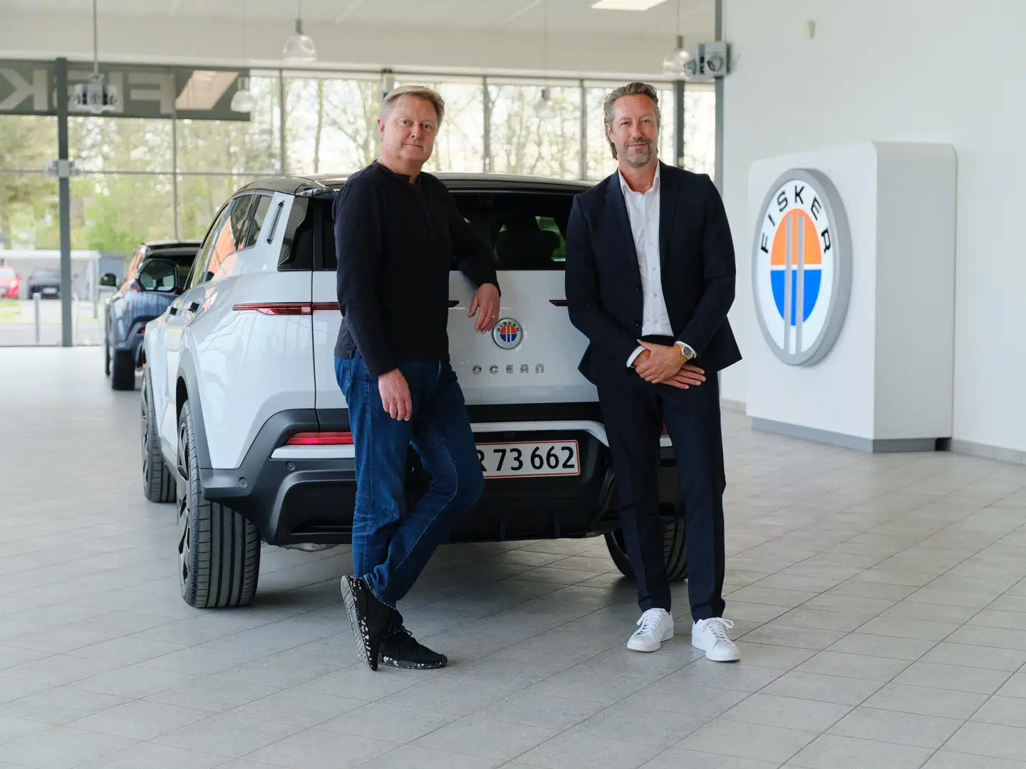 Biledesigner Henrik Fisker og advokat Jackie Phillip ved den nyleverede Fisker Ocean.