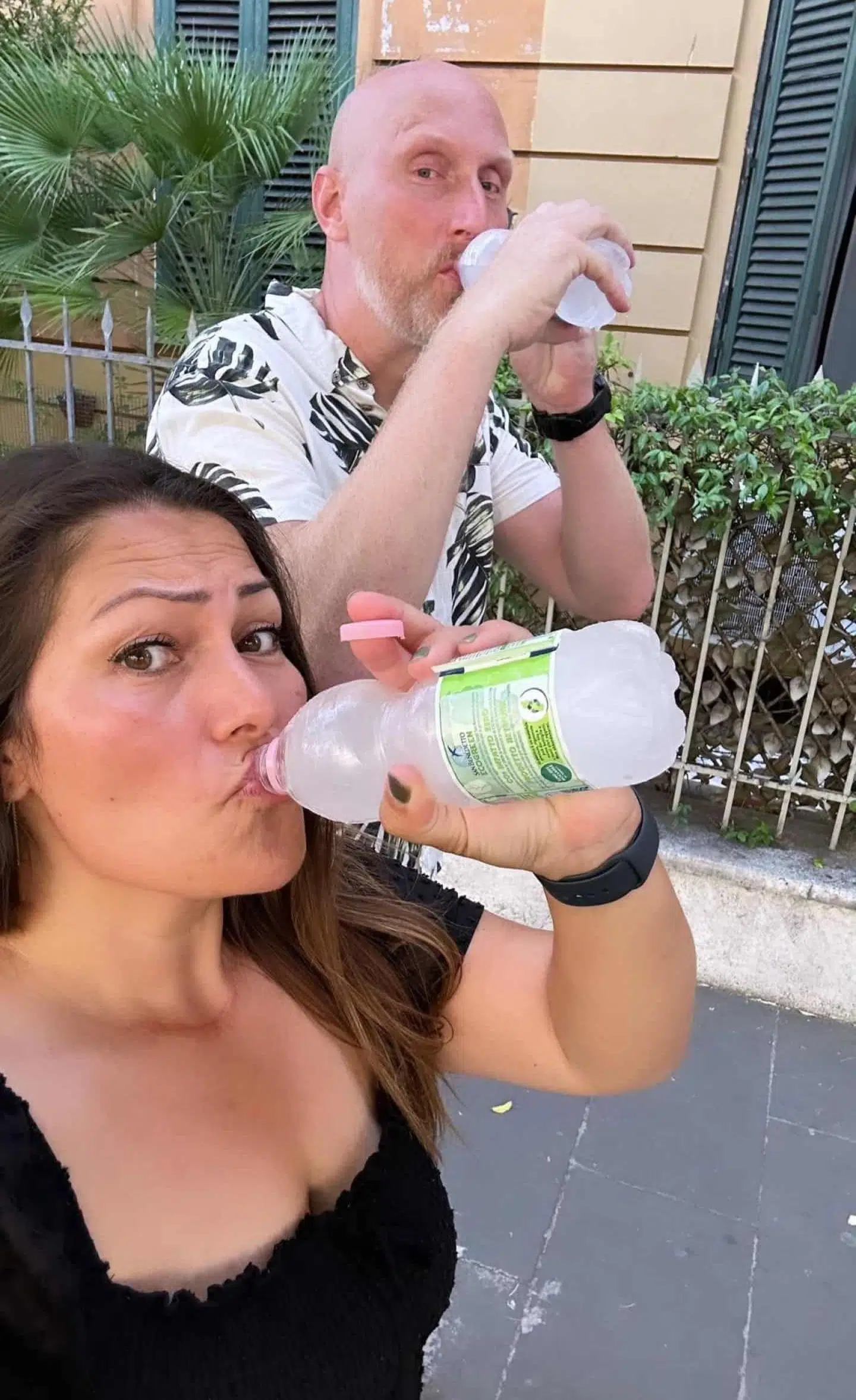 Christina Siguenza og kæresten Per sørger for at drikke rigeligt med vand, mens der er hedebølge på deres ferie i Rom. Foto: Privat