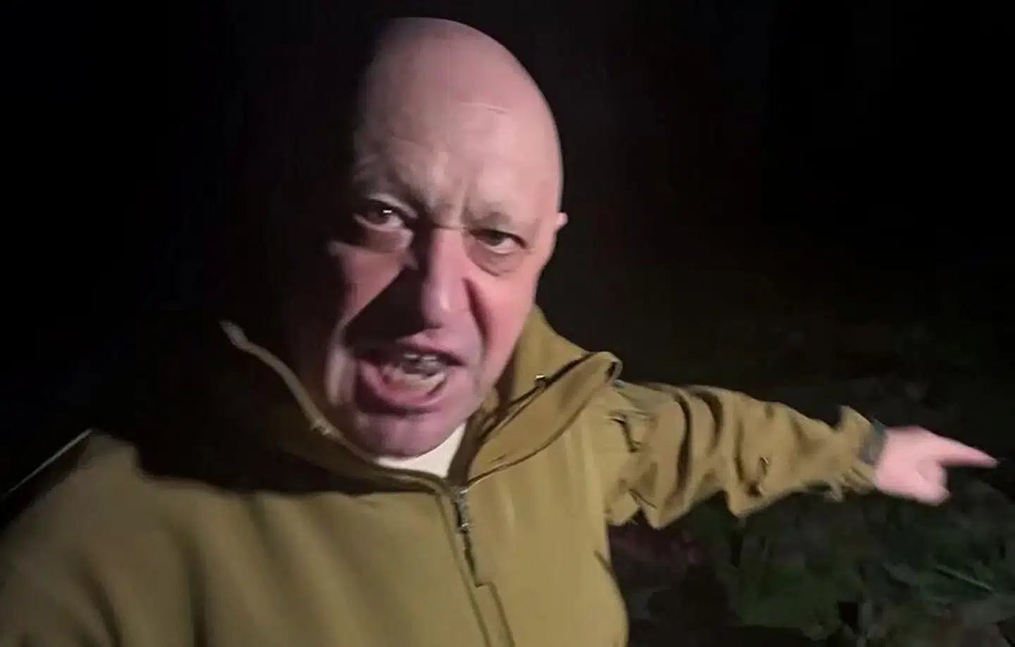 I en video offentliggjort torsdag kritiserer Wagner-gruppens leder, Jevgenij Prigozjin, blandt andet den russiske forsvarsminister, Sergej Sjojgu, for, at det russiske forsvarsministerium ikke har leveret flere våben til Wagner-gruppen i kampen mod Ukraine.