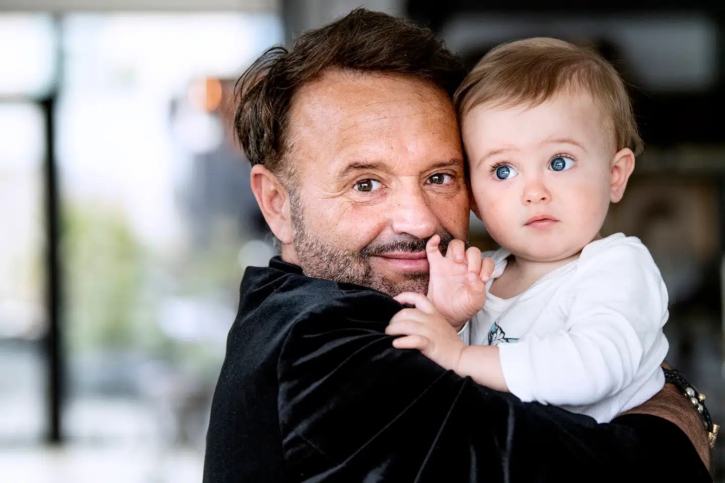 Dennis Knudsen blev far for første gang i en alder af 56 år, da sønnen Noah kom til verden i 2019. To år senere kom Lucas til, og sidste år føjede Dennis Knudsen tvillingepiger til sin børneflok.