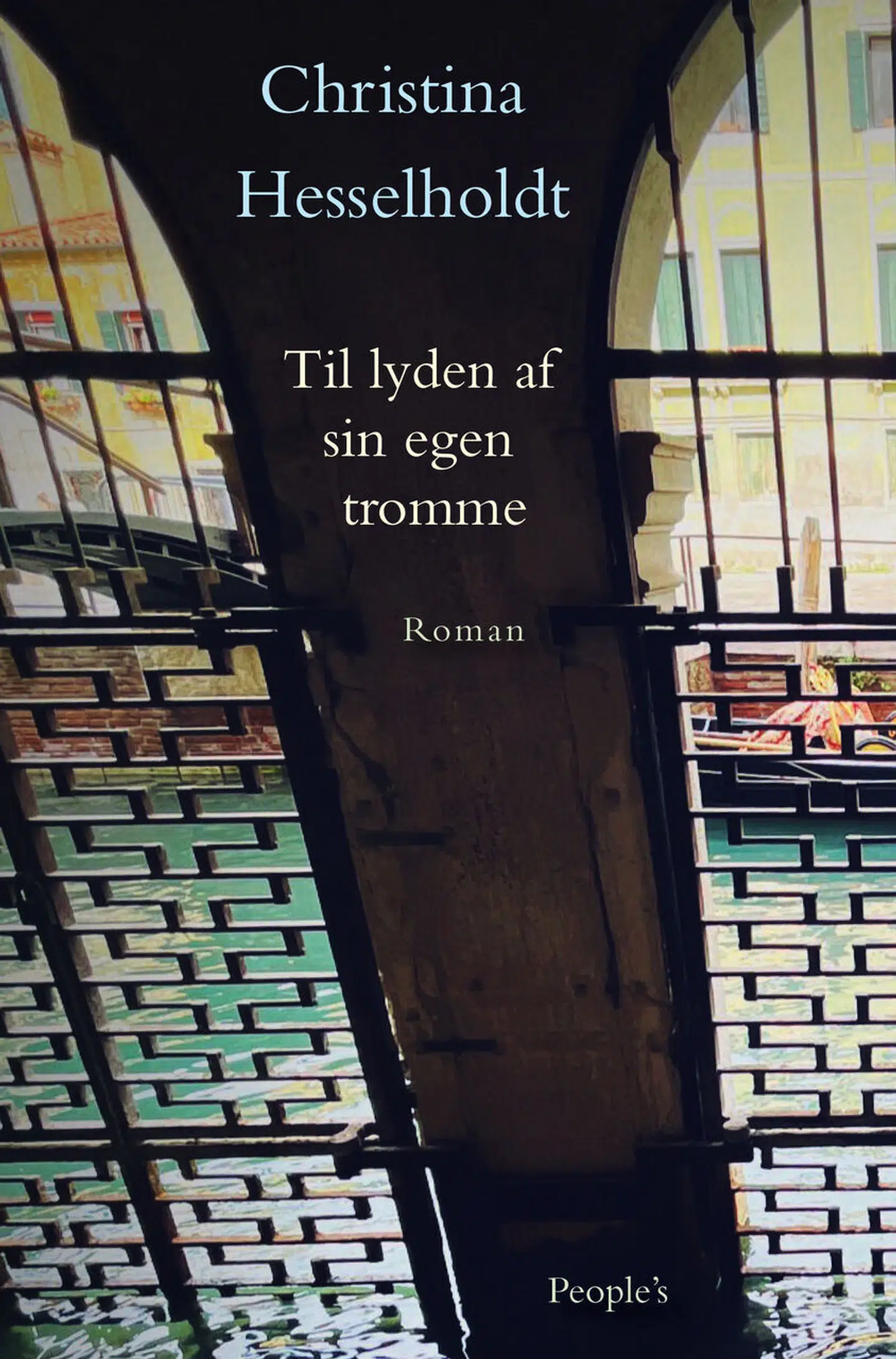 Til lyden af sin egen tromme både dyrker og afmonterer fordums storhed, og i Hesselholdts venetianske spejlglas er fortidens sminkede lig tillokkende det ene øjeblik og frastødende det næste. Helt undvære Mann, Markuspladsen og machofortællere vil man jo ikke. I hvert fald ikke de to første. Og absolut ikke Hesselholdt.
