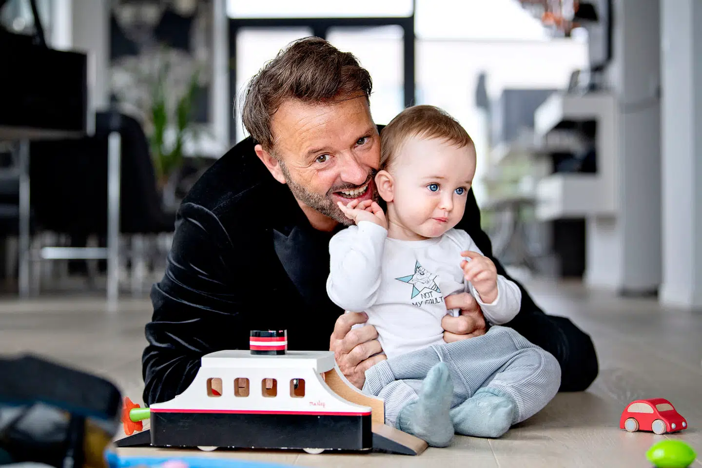 Dennis Knudsen mistede sin ene tvillingedatter kun to måneder gammel i november 2022. Det var en stor sorg for ham.