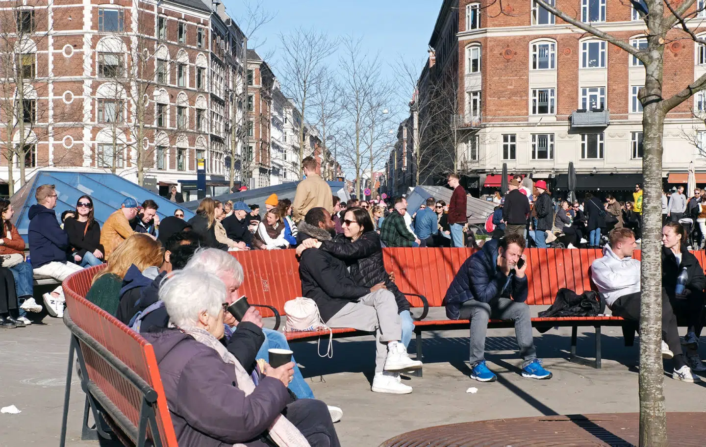 En reklamevirksomhed søgte dispensation til at sætte en stor Coca-Cola Zero-lysreklame op på en etageejendom på Enghave Plads, men beboerne i området er alt andet end tilfredse med ideen. Nu har Coca-Cola Denmark selv valgt at droppe planen om reklameskiltet.