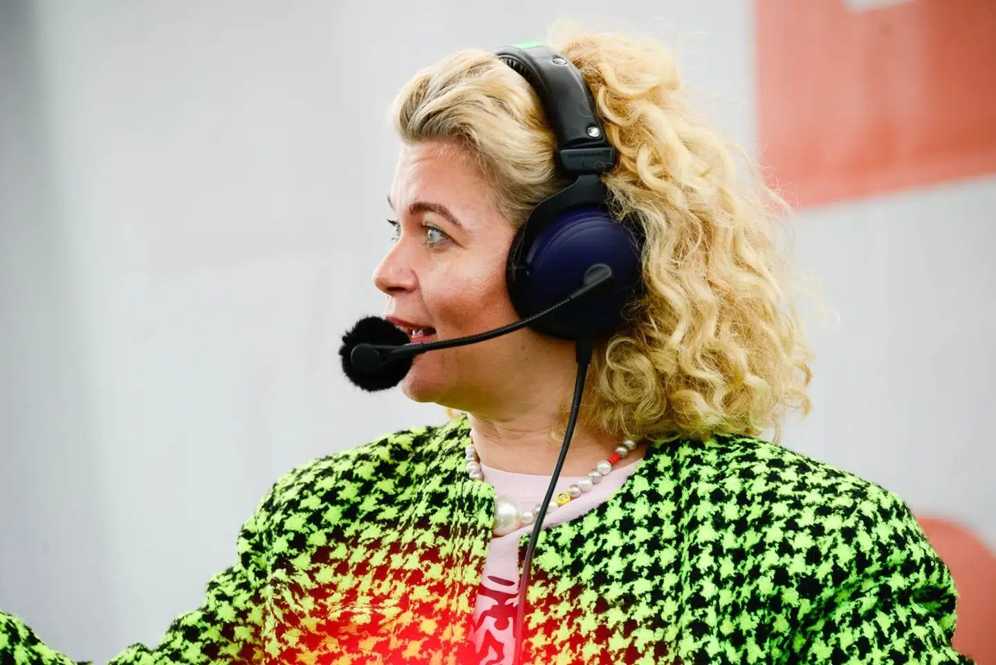 Radiovært Sara Bro i DRs populære program »Sara & Monopolet«, som omkring én million hører live på P4 lørdag formiddag. 130.000 hører programmet som podcast, herunder på DRs egen app DR Lyd.