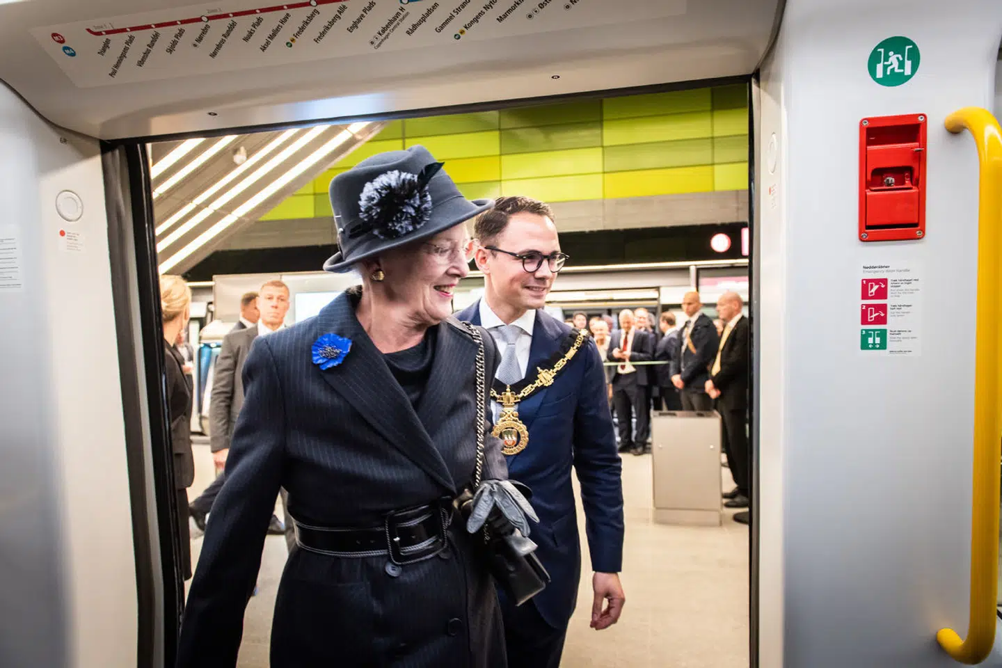Dronning Margrethe og Frederiksbergs tidligere konservative borgmester, Simon Aggesen, træder ind i den nye metrolinje Cityringen fra Frederiksberg Allé station ved åbningen af en metrolinje søndag den 29. september 2019.