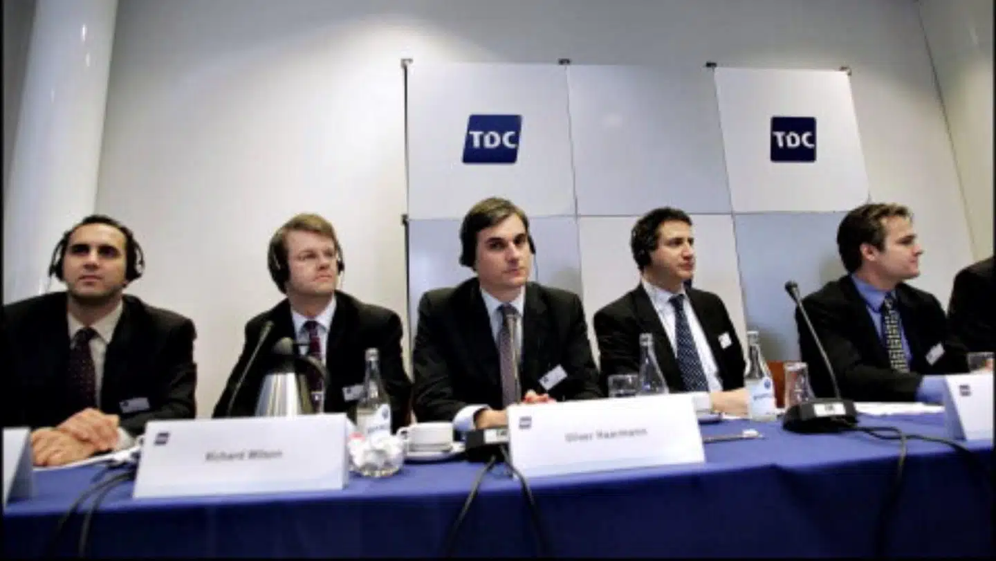 De fem britisk-amerikanske kapitalfonde sad klumpet godt sammen i en tætpakket sal i TDCs daværende hovedsæde på Nørregade i København, da de i november 2005 offentliggjorde, at de havde købt TDC-koncernen, som de siden solgte fra bid for bid.