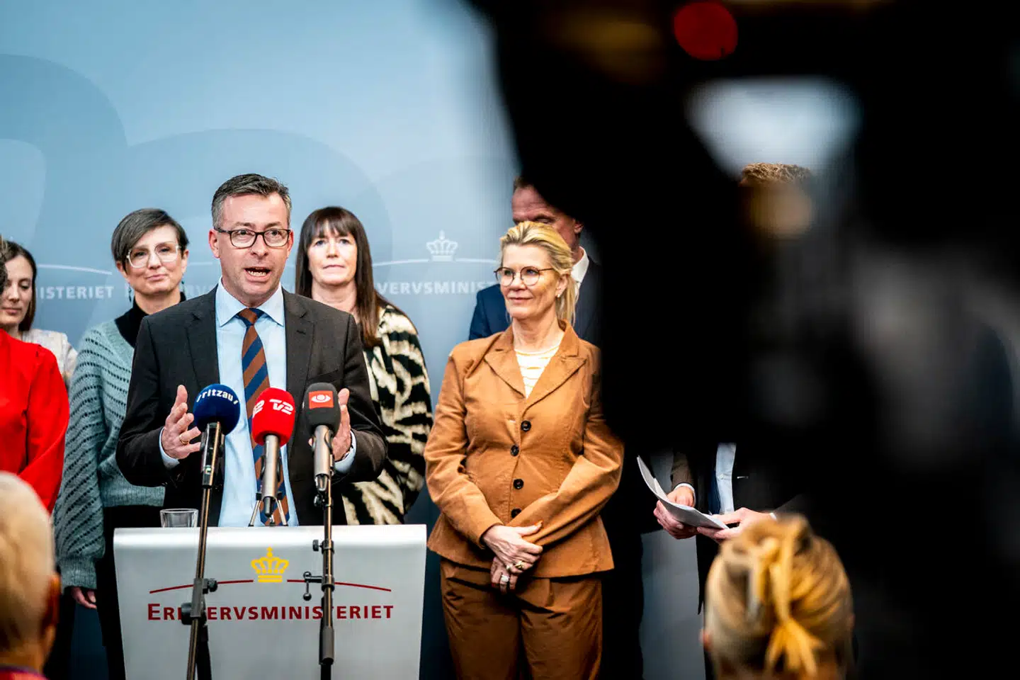 Erhvervsordfører for Venstre Hans Andersen (i front) og erhvervsordfører for Socialdemokratiet Mette Reissmann (th.) langer nu hårdt ud efter energibranchen efter vilde overskud og ekstravagante bonusser.