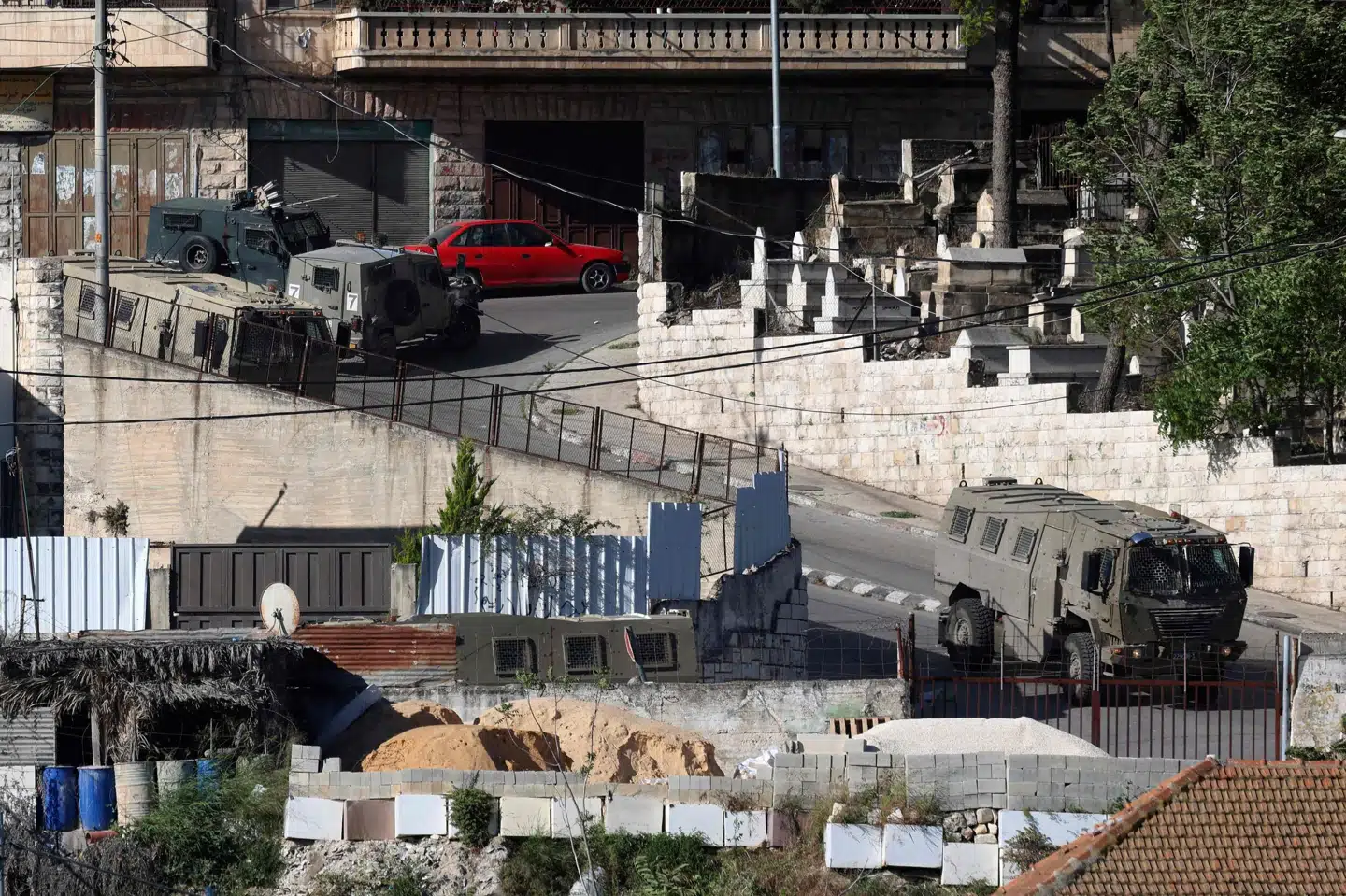 Flere israelske kampvogne deltog i torsdagens aktion, hvor drabsmistænkte palæstinensere blev dræbt. Jaafar Ashtiyeh/Ritzau Scanpix