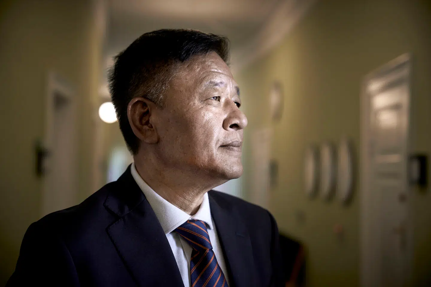 Tibets eksilpræsident Penpa Tsering kommer ikke blot med en kraftig opfordring til Danmark og Europa. Han anklager samtidig Kina for at stå bag bizar tungevideo, der sværtede Dalai Lama.