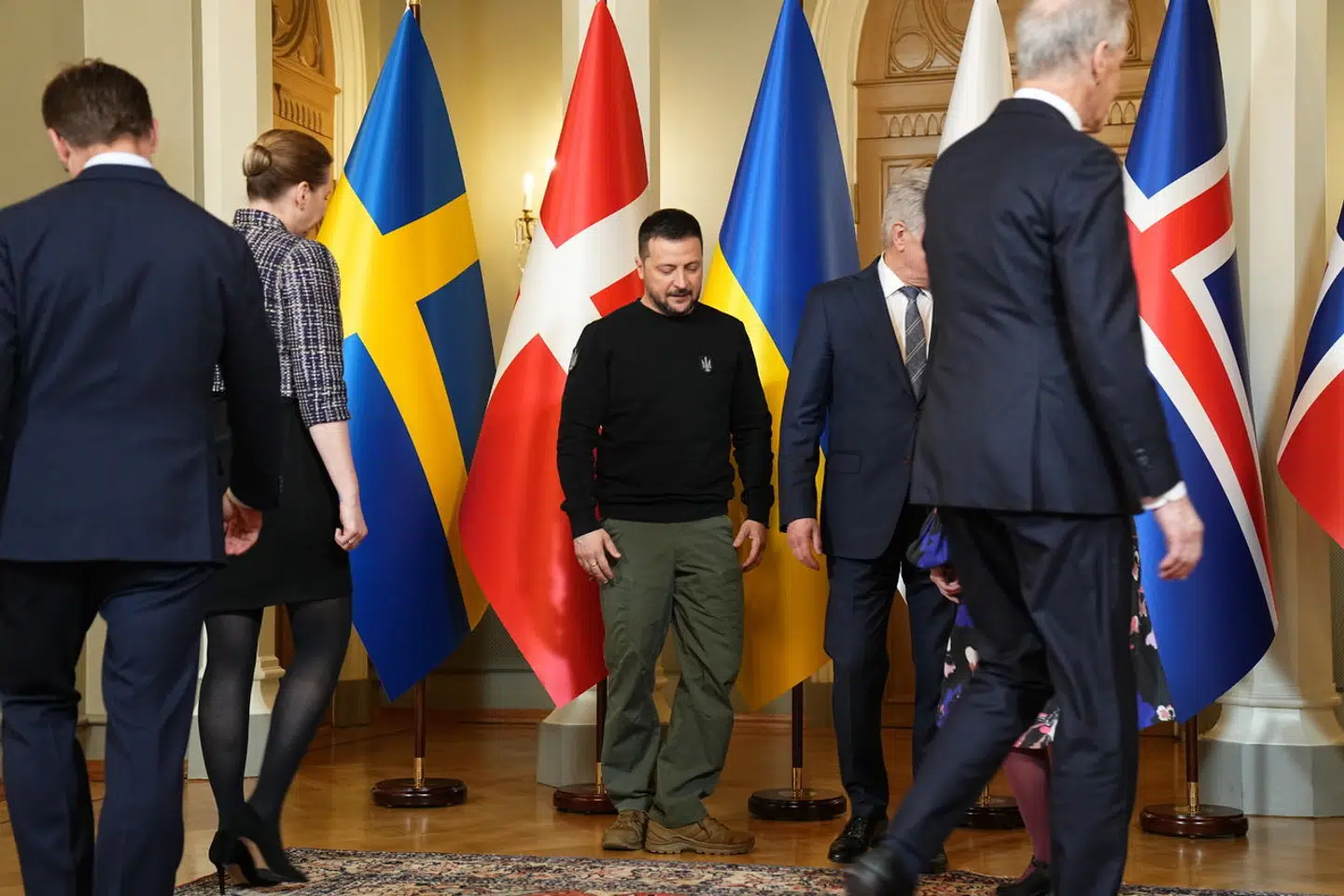 Statsminister Mette Frederiksen og statslederne fra Island, Norge og Sverige samt Finlands præsident stillede op til fællesbillede med Volodymyr Zelenskyj i præsidentpaladset i Helsinki.