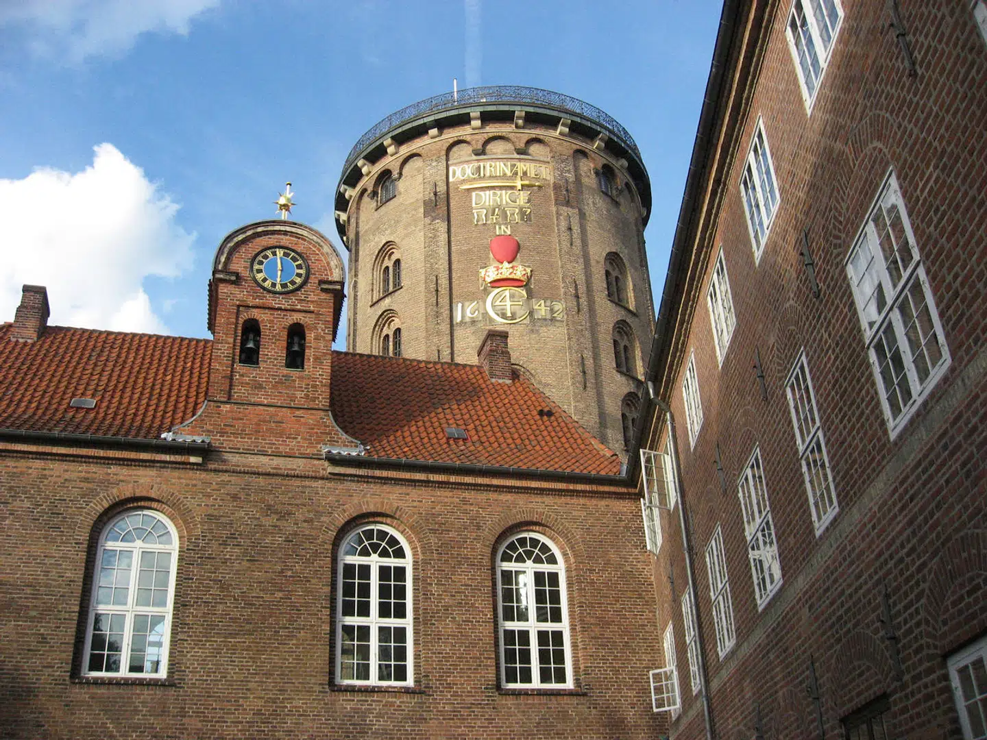 Rundetårn set fra Regensens gård. Kollegiet har 100 beboere, og i øjeblikket bliver omkring hver tiende ansøger optaget. Kollegiet kan i år fejre 400 års jubilæum.