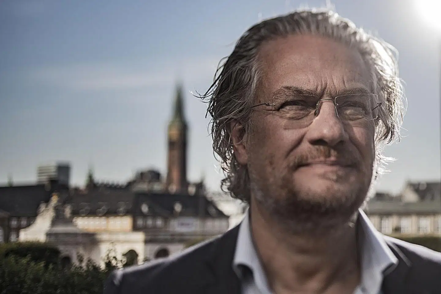 »Beder jeg konsekvent en maskine om at gange eller dividere, bliver jeg selv gradvist mere og mere inkompetent i forhold til at kunne gøre det med papir og blyant,« skriver Henrik Dahl.