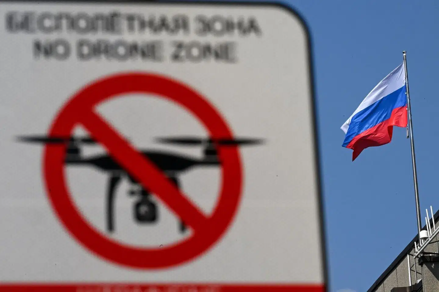 »No Drone Zone« skilt uden for det russiske parlament i Moskva. Den 3. maj skød Rusland to droner ned på Kreml, som angiveligt havde til hensigt at dræbe Ruslands Præsident Vladimir Putin.