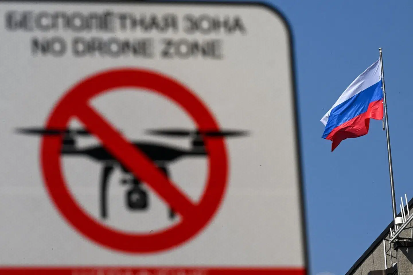 »No Drone Zone« skilt uden for det russiske parlament i Moskva. Den 3. maj skød Rusland to droner ned på Kreml, som angiveligt havde til hensigt at dræbe Ruslands Præsident Vladimir Putin.