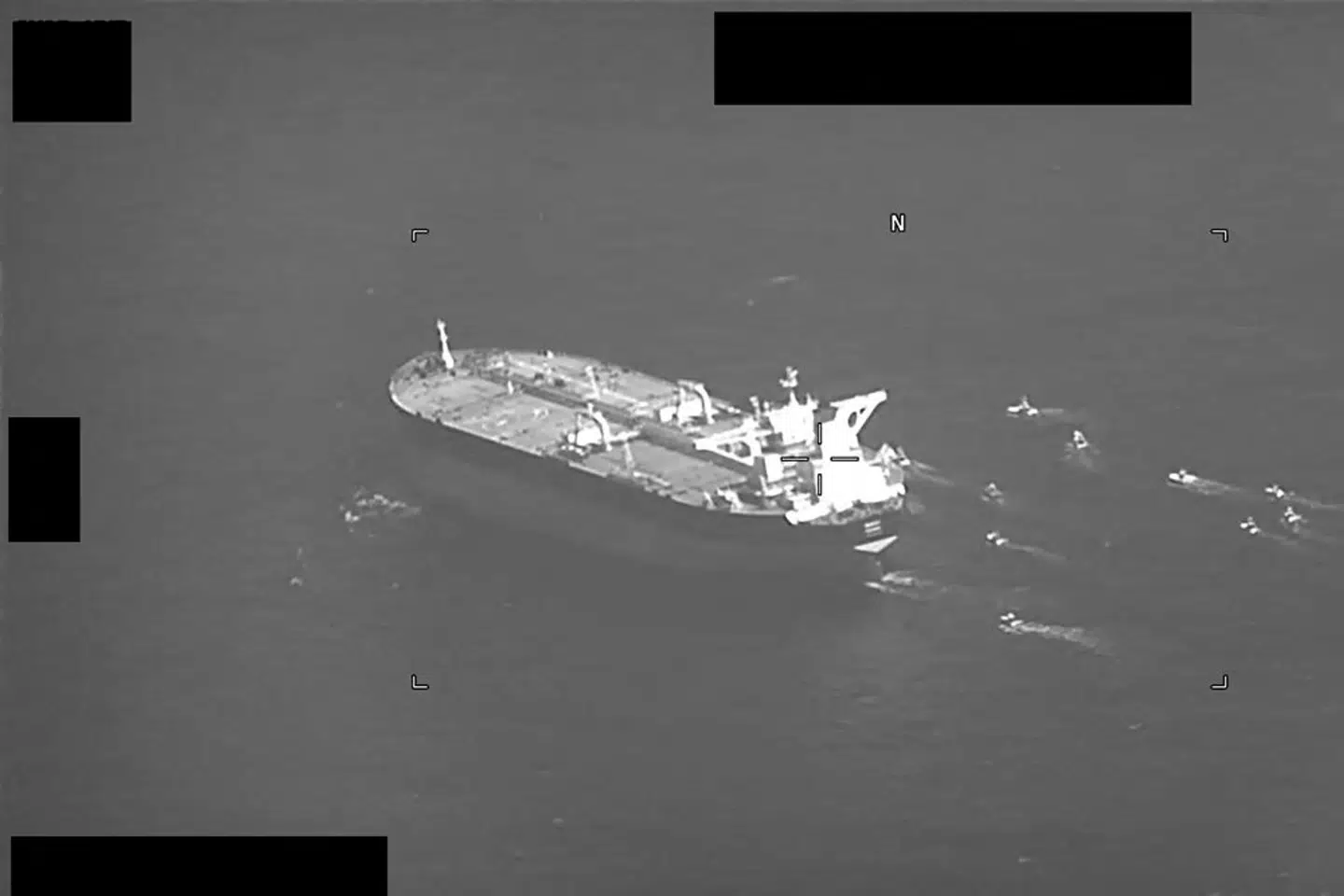 Et foto frigivet af USAs flåde, viser hvordan små iranske kanonbåde onsdag bortfører en olietankeren »Niovi« og tvinger det ind i iransk farvand i Hormuzstrædet. – Foto: Navcent Public Affairs/Ritzau Scanpix