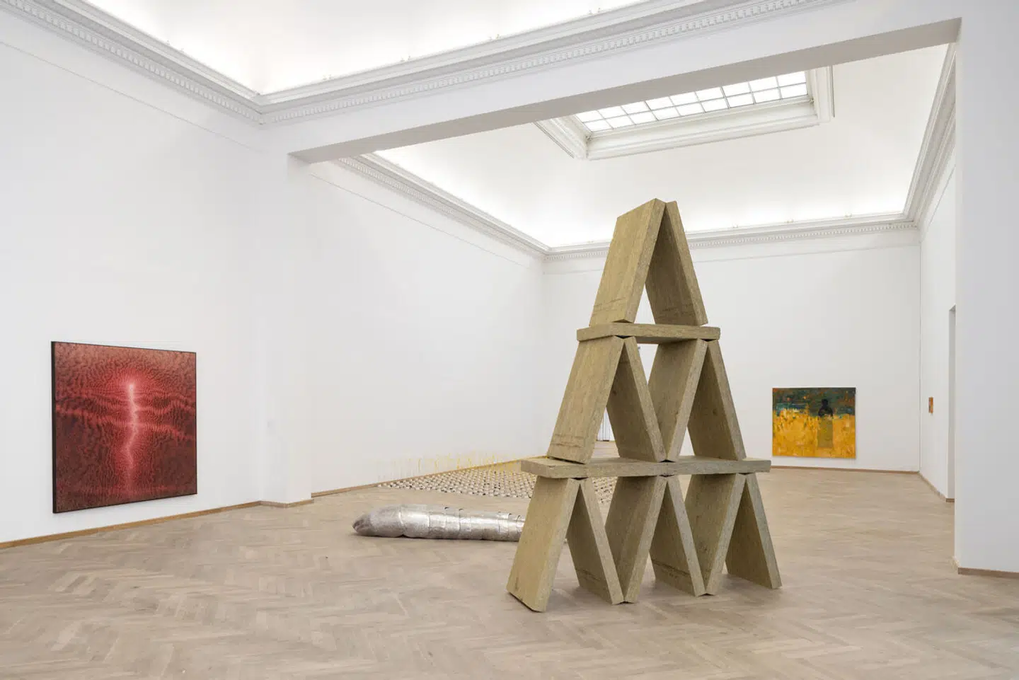 I udstillingens første sal er der blandt andet et kig til Kaja Lahodas korthus og sølvfiskeham (»Exuviae / things stripped form a body«), Anders Davidsens »Seende sol (I, II), Seende sol (I, II, III)«, Johannes Getatcho Arvidssons »U, I wanna let you know before I go, Abeba / Flower« og Ida Schraders »Dødvande«.