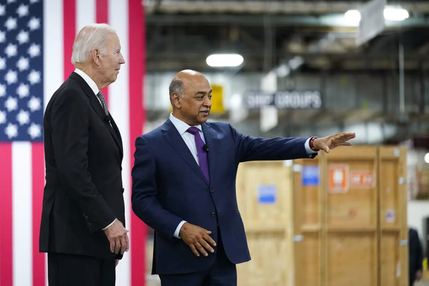 I et interview med mediet Bloomberg siger selskabets administrerende direktør, Arvind Krishna (th), at IBM kan skære op mod 7800 stillinger i de kommende år, fordi arbejdet kan erstattes af kunstig intelligens. (Arkivfoto). - Foto: Andrew Harnik/Ritzau Scanpix