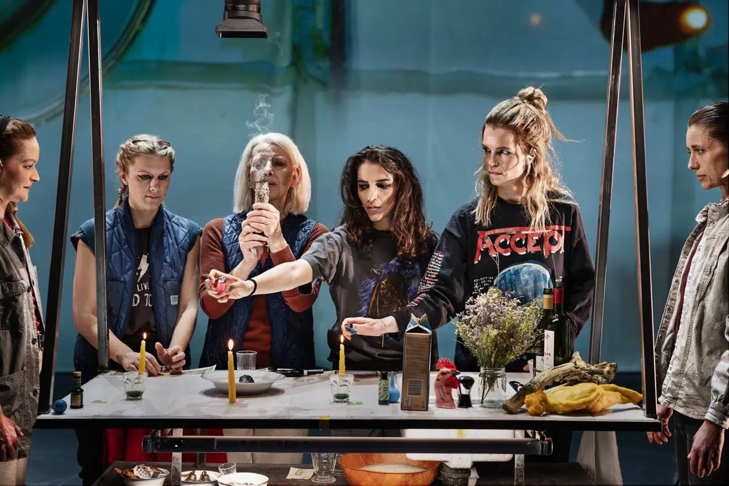 Kvindegruppen laver hekserier. Fra venstre: Kitt Maiken Mortensen, Maria Albrechtsen, Kirsten Olesen, Ellaha Lack, Marie Bach Hansen og Christne Albeck Børge.