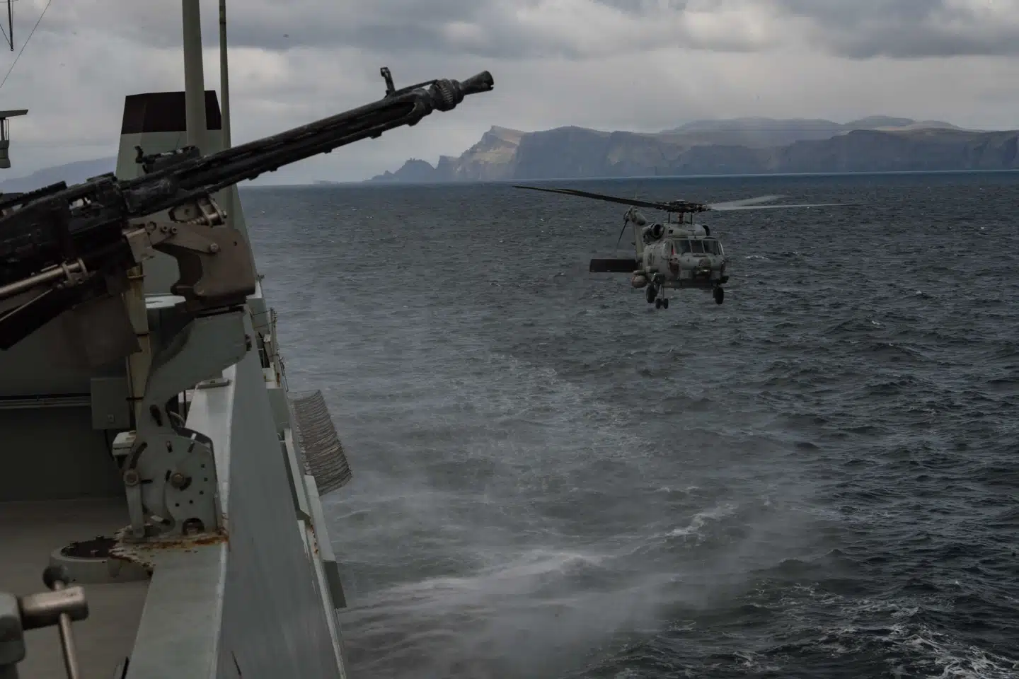 Fra 24. april og mindst 11 dage frem deltager de tre danske skibe »Esbern Snare«, »Hvidbjørn« og »Niels Juel« i øvelsen »Dynamic Mongoose«. Her skal de danske soldater jage ubåde med blandt andet helikoptere. Mens helikopterne, der er relativt nye, er udviklet til netop at jage ubåde, mangler de den type sonarer, som gør dem i stand til at søge andet end fra overfladen.