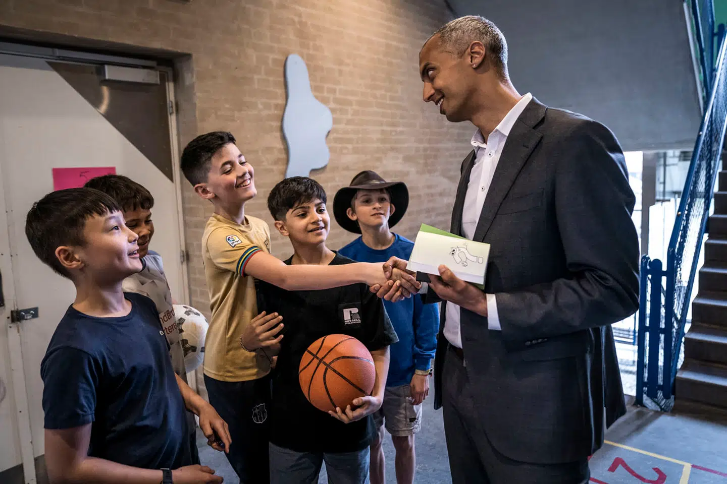 Undervisningsminister Mattias Tesfaye (S) forsøger at overbevise en skoledreng om, at skoledagen ikke skal forkortes ned til en time. Berlingske var med, da besøgte SFOen Søstjernen på Frederiksberg.