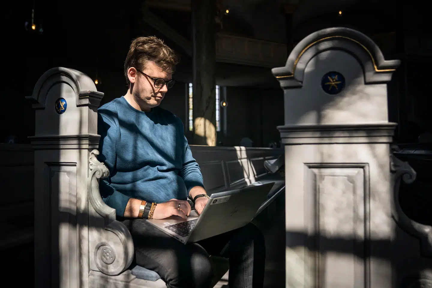 Kirken og kunstig intelligens er ikke modsætninger, mener Lars Gustav Lindstrøm Lindhardt, der er sognepræst i Frederiksberg Sogn.