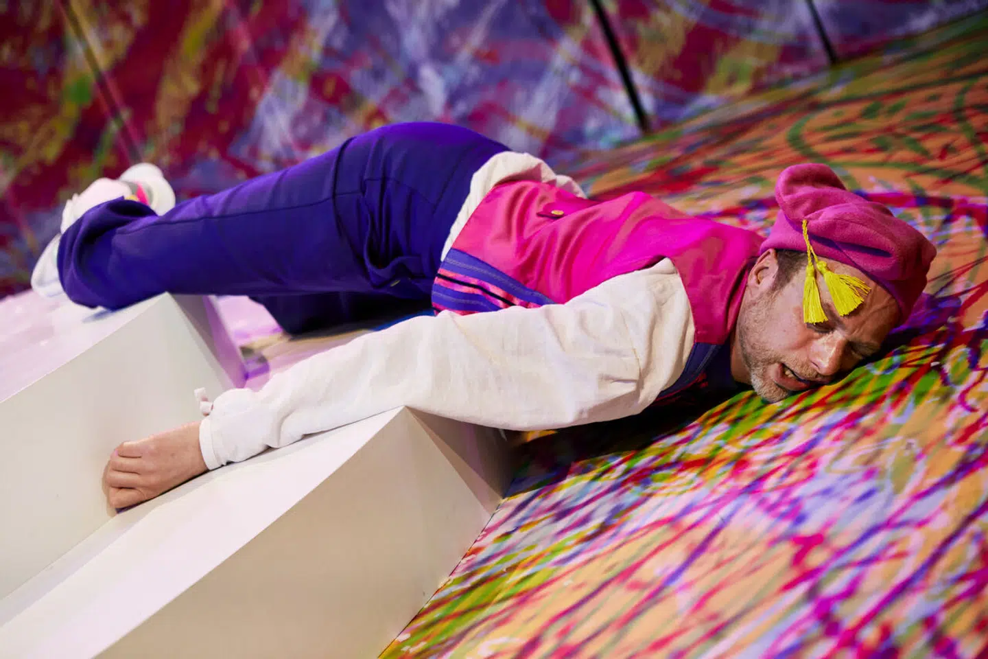 Morten Burian er forestillingens upålidelige fremmedfører.