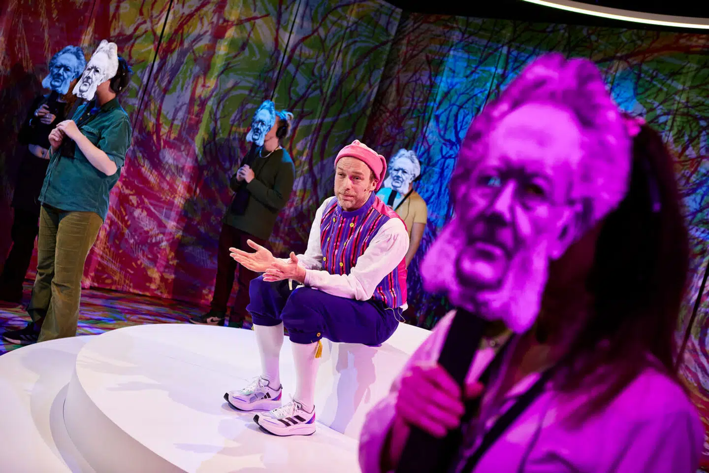 Minsandten om ikke Henrik Ibsen himself dukker op undervejs, når hans liv væves sammen med Peer Gynts. Det meste er løgn. I midten Morten Burian.