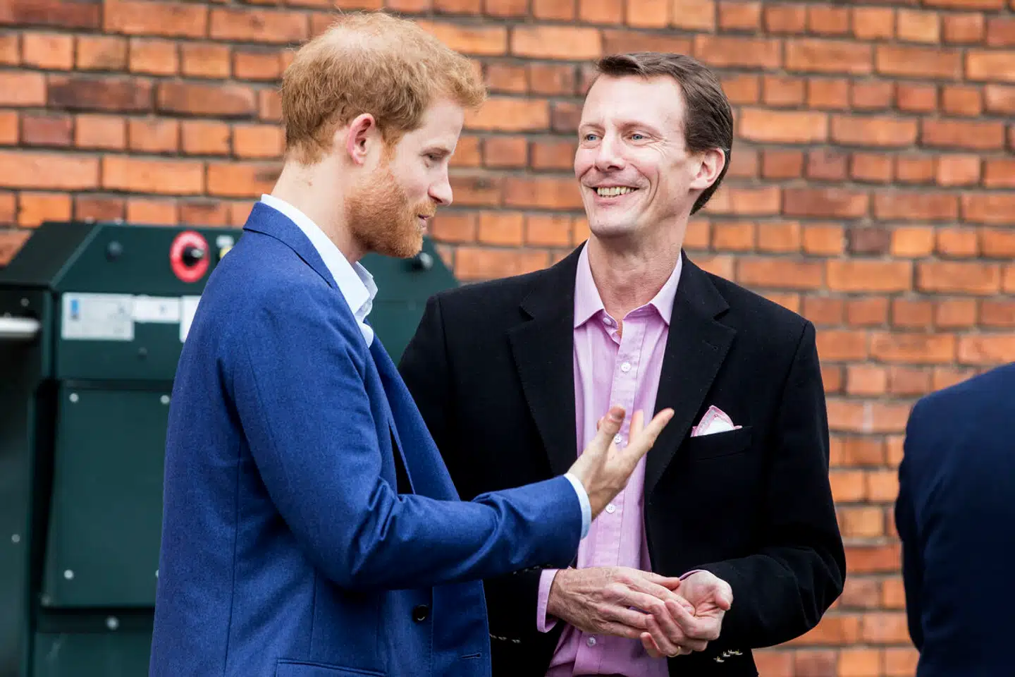 Prins Harry besøgte i 2017 København, hvor han sammen med prins Joachim lagde vejen forbi Veterancentret på Svanemøllen Kaserne. Begge prinser er opvokset som potentielle reserver til deres ældre brødre.