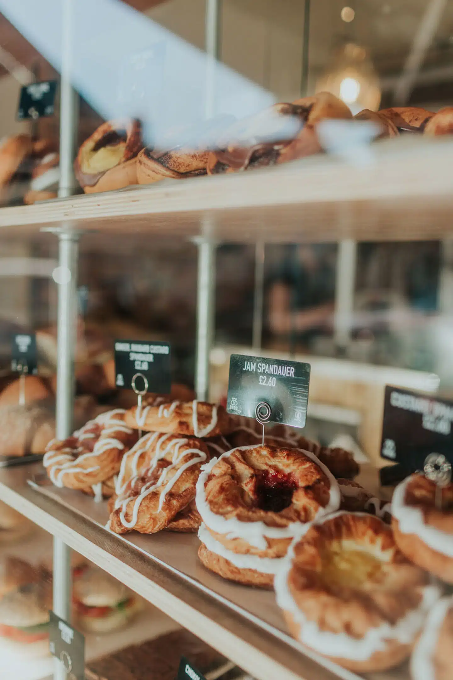 Hos Brød finder man hverken baguetter eller croissanter – det er hele pointen.
