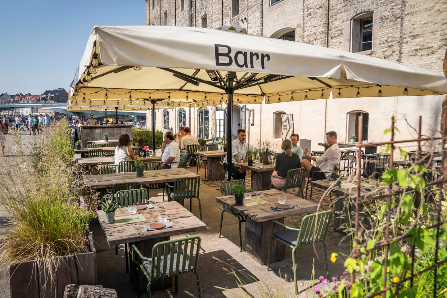 Politikerne på Københavns Rådhus skal diskutere, hvordan og hvor længe der skal være udeservering på de københavnske barer og cafeer.