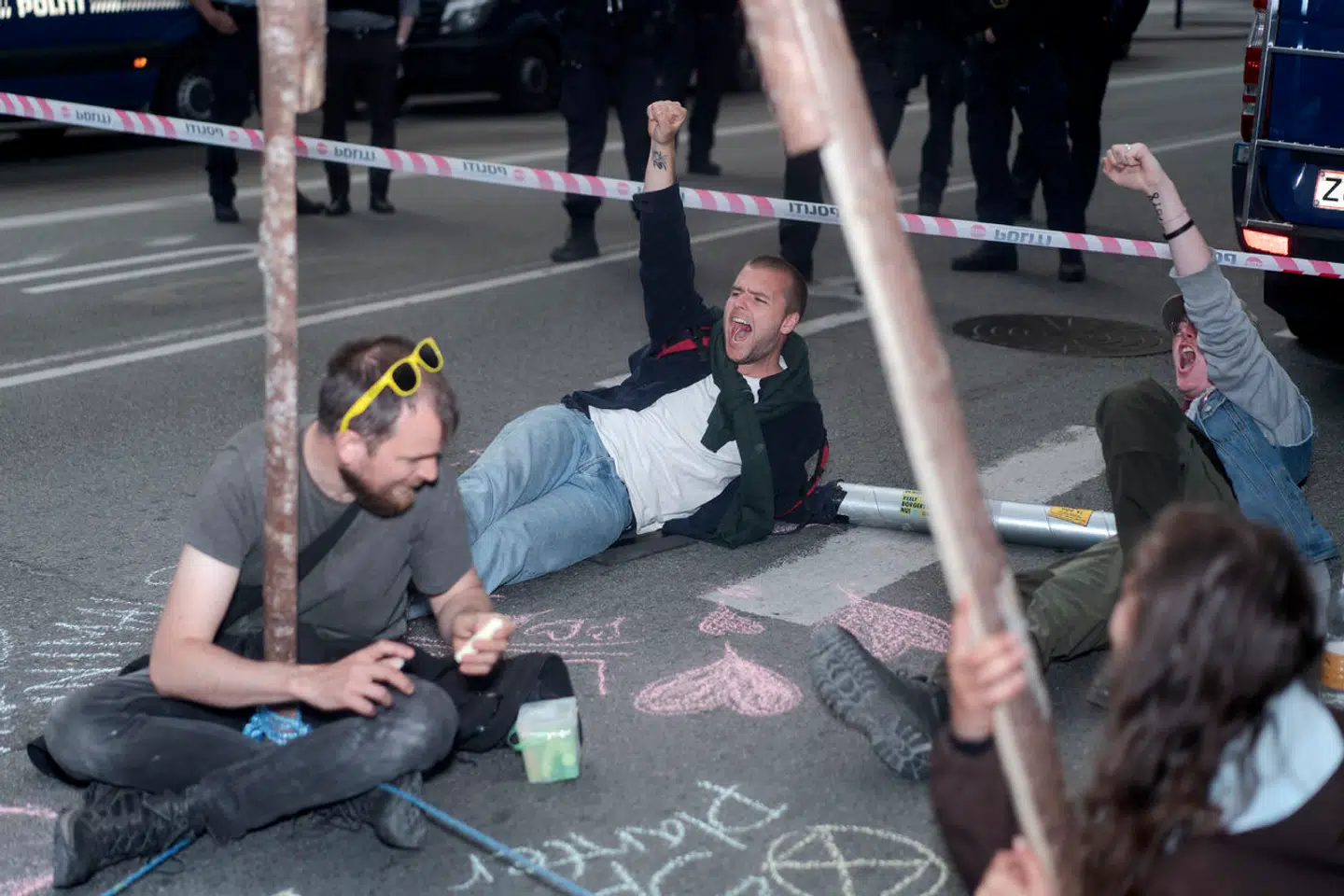 Sådan så det ud, da aktivister fra Extinction Rebellion Danmark sidste år limede sig fast til asfalten.